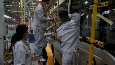 Производственная активность в Китае замедляется, усугубляя экономические трудности