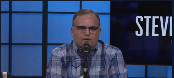 Стив прыгает. Модель стива. Игрок из майнкрафта стив. Стив дис. Человек из майнкрафта стив.