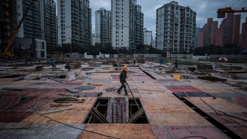 Рабочий на стройке жилого небоскреба в Шанхае, 29 ноября 2016 года. (JOHANNES EISELE/AFP via Getty Images)

