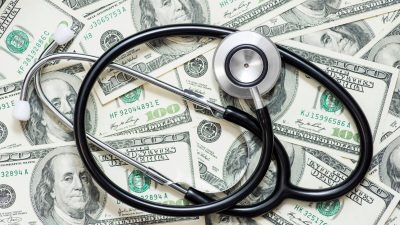 В США мошенники и умершие получили сотни миллиардов в виде госвыплат в прошлом году