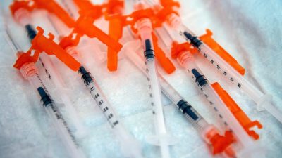 Бивалентные вакцины против COVID менее эффективны против преобладающего сейчас в США варианта вируса