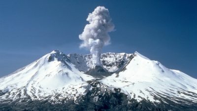 На вулкане Эбеко произошёл пепловый выброс