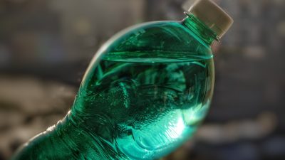 В России хотят запретить цветные пластиковые бутылки