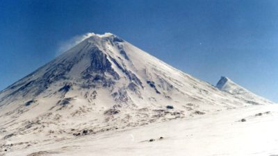 На Камчатке извергается самый высокий вулкан в Евразии (видео)