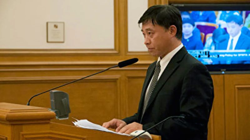 Бу Дунвэй даёт показания в мэрии Сан-Франциско 6 декабря 2016 года. (Zhou Fenglin/The Epoch Times) | Epoch Times Россия