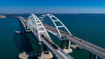 Проезд по Крымском мосту организован по двум полосам за исключением повреждённого участка (видео)
