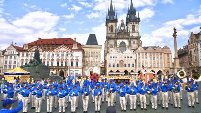 Парад последователей Фалуньгун в Праге, Чехия, отличался торжественностью и положительной энергетикой