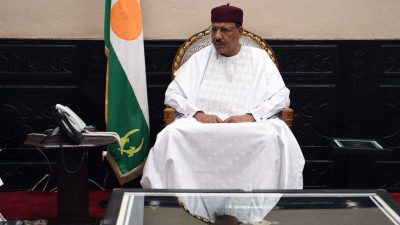Отстранённый от власти президент Нигера отказался покинуть свой пост