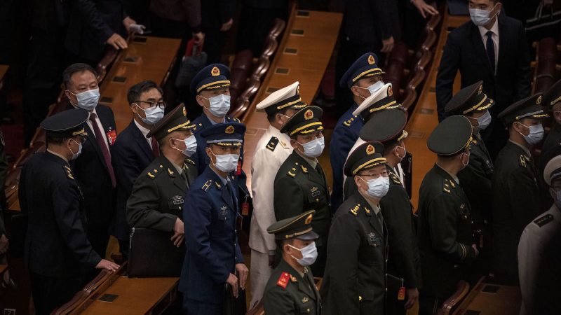 Китайские военные делегаты покидают заключительное заседание XX Всекитайского съезда Коммунистической партии Китая в Большом зале народных собраний в Пекине, Китай, 22 октября 2022 года. (Kevin Frayer/Getty Images)
 | Epoch Times Россия
