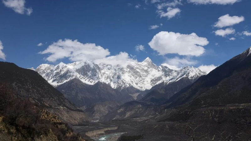 Большой каньон Ярлунг Зангбо в округе Магок, город Ньингчи, в западном Тибете, 28 марта 2021 года. (STR/AFPviaGettyImages) | Epoch Times Россия