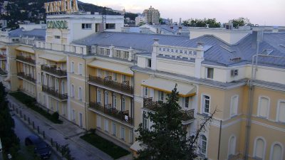 Туроператоры рассказали о бесплатном проживании туристов в Крыму после теракта на мосту