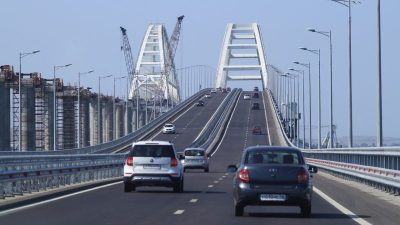 260 машин образовали пробку перед Крымским мостом со стороны Кубани