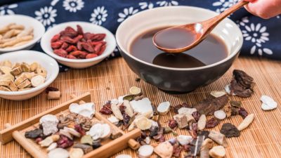 Известные врач Древнего Китая Чжао Цюань и Лю Банъюн