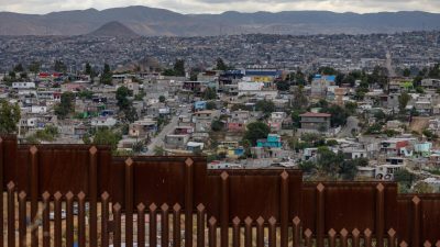 Министерство внутренней безопасности США вынуждено построить часть пограничной стены Трампа