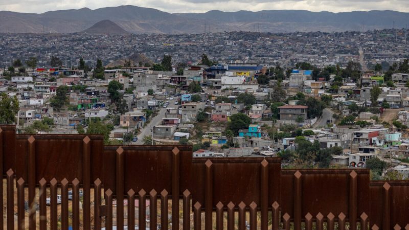 Тихуана, Мексика, видна через пограничную стену США недалеко от Сан-Диего, Калифорния, 31 мая 2023 года. (John Fredricks/The Epoch Times)
 | Epoch Times Россия