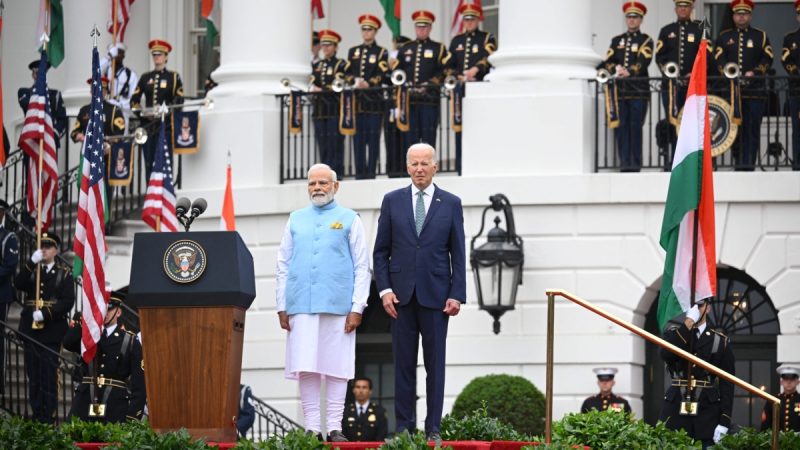 Президент США Джо Байден и премьер-министр Индии Нарендра Моди слушают национальные гимны во время церемонии приветствия Моди на Южной лужайке Белого дома 22 июня 2023 года. (Mandel Ngan/AFP via Getty Images)
 | Epoch Times Россия
