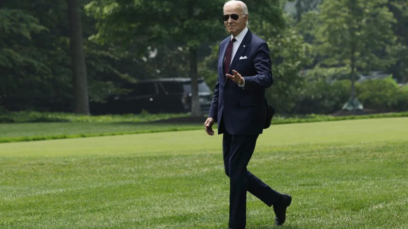 Президент Джо Байден проходит по Южной лужайке, покидая Белый дом 29 июня 2023 года. (Chip Somodevilla/Getty Images) | Epoch Times Россия