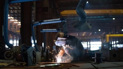 В Китае производство и сектор услуг падают, экономический кризис расширяется