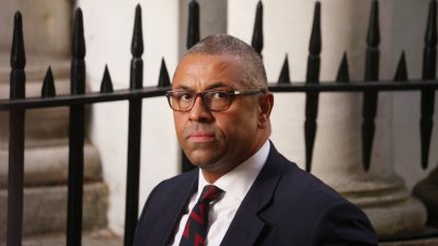 Великобритания встала на защиту своих граждан, когда полиция Гонконга объявила награду за поимку изгнанных диссидентов