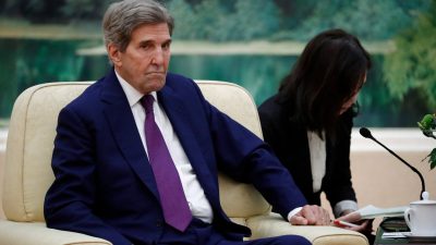 Администрация Байдена попала в «китайскую ловушку бесконечных переговоров», но Джон Керри всем доволен