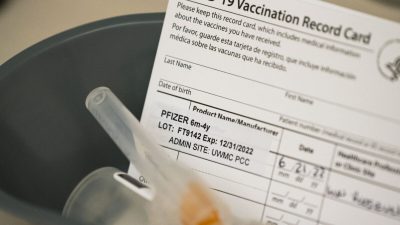 Новый скандал в США: врач ввела детям вакцину от COVID-19 без разрешения родителей