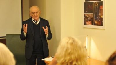 Дэвид Мэйтас обращается к депутатам Сейма Латвии и их помощникам. (lv.clearharmony.net)