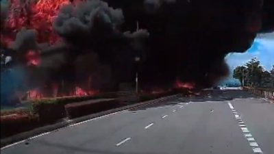 В Малайзии погибли 10 человек при падении самолёта на скоростную автотрассу (видео)