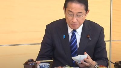 Премьер Японии Кисида съел сырую рыбу из Фукусимы после сброса воды с АЭС (видео)