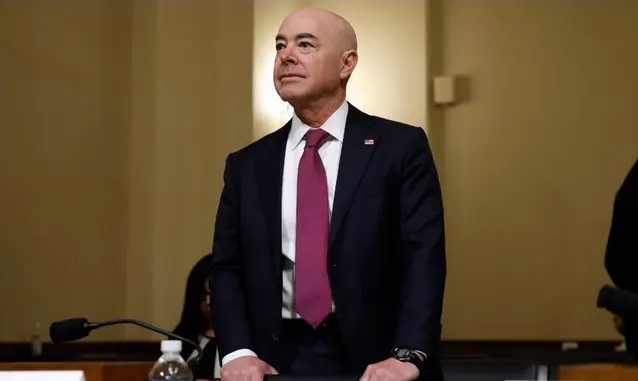 Министр национальной безопасности Алехандро Майоркас готовится к даче показаний в комитете по национальной безопасности Палаты представителей на Капитолийском холме 15 ноября 2022 г. (Chip Somodevilla/ Getty Images) | Epoch Times Россия