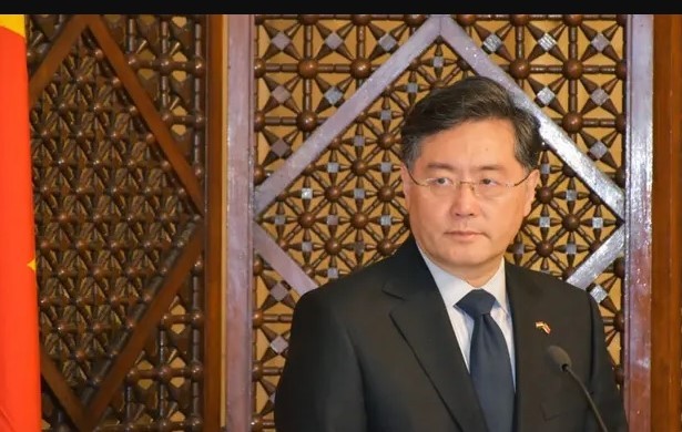 Бывший министр иностранных дел Китая Цинь Ган проводит пресс-конференцию с Генеральным секретарём Лиги арабских государств в штаб-квартире Лиги в Каире 15 января 2023 года. (AFP via Getty Images | Epoch Times Россия