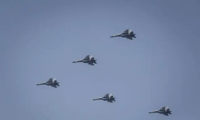 Самолёты военно-воздушных сил Народно-освободительной армии Китая (НОАК) совершают полёты в строю в Пекине 1 октября 2019 года. (Wang He/Getty Images)
 | Epoch Times Россия