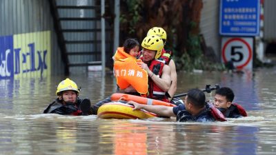 Число погибших из-за наводнения в Китае выросло до 33 человек (видео)