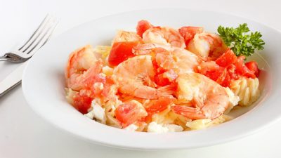 Греческий салат с креветками и орзо с помидорами черри