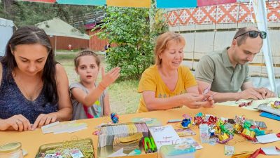 На семейном фестивале «Эклерка фест_НН» практикующие Фалуньгун показали трогательную сказку и научили всех делать лотосы