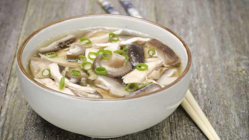 Грибы: суп из шиитаке — много железа и витамина D + иммунитет. (Samira Bouaou/Epoch Times) | Epoch Times Россия