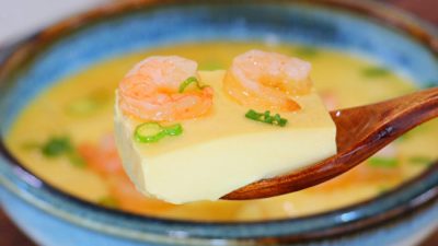 Секрет приготовления на пару нежного омлета с креветками: 3-минутное видео