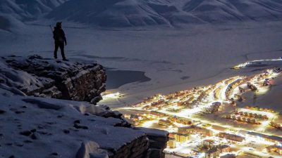 Жизнь в самом северном городе Земли с постоянным шоу Полярного сияния над головой