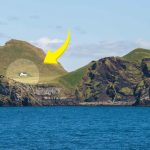 Самый одинокий дом в мире: белый коттедж на крошечном острове вовсе не жилой