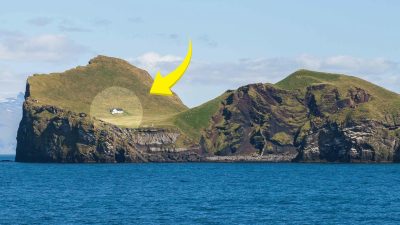 Самый одинокий дом в мире: белый коттедж на крошечном острове вовсе не жилой