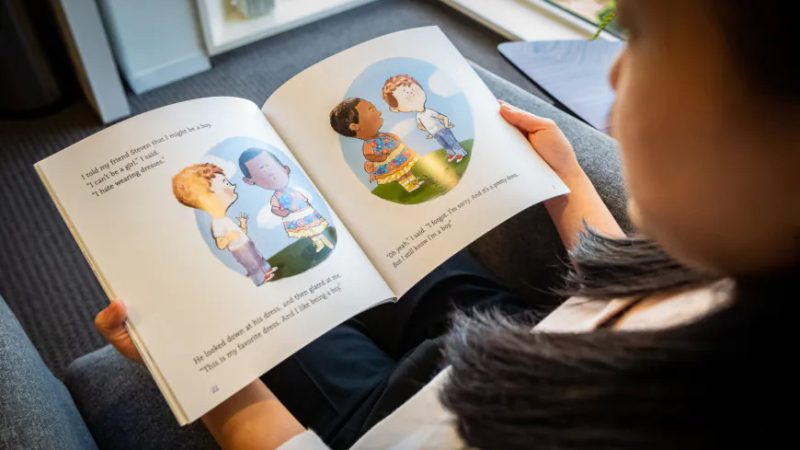 Детские книги, одобряющие транссексуалов в Ирвине, Калифорния, 30 августа 2022 г. (John Fredricks/The Epoch Times) | Epoch Times Россия