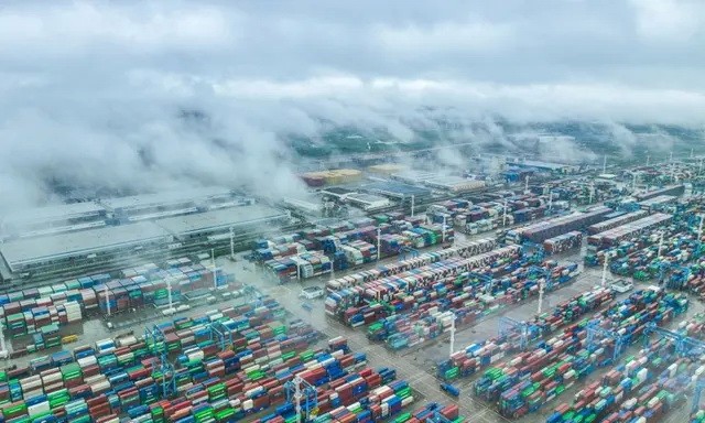 19 апреля 2023 года транспортные контейнеры прибывают в порт Чжоушань в Нинбо, в восточной китайской провинции Чжэцзян. (STR/AFP via Getty Images)
 | Epoch Times Россия