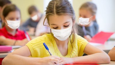 Всеобщее ношение масок в школах не привело к снижению заболеваний COVID-19