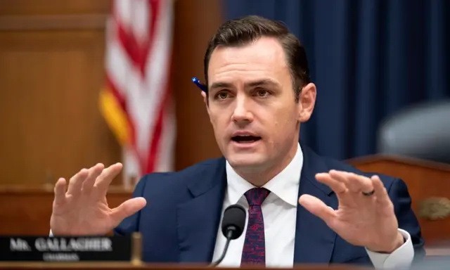 Председатель подкомитета Палаты представителей по вооружённым силам, киберпространству, информационным технологиям и инновациям Майк Галлахер выступает во время слушаний об искусственном интеллекте на Капитолийском холме в Вашингтоне 18 июля 2023 года. (Drew Angerer/Getty Images)  | Epoch Times Россия