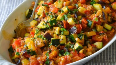 Рататуй — яркое и сытное летнее овощное рагу с оливковым маслом, чесноком и травами