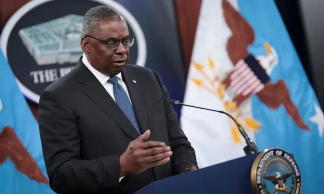 Министр обороны Ллойд Остин отвечает на вопросы во время брифинга для прессы после участия в виртуальной встрече Контактной группы по обороне Украины в Пентагоне в Арлингтоне, штат Вирджиния, 18 июля 2023 года. (Win McNamee/Getty Images)
 | Epoch Times Россия