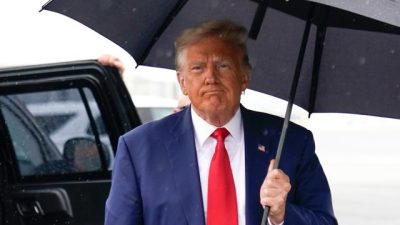 «Вмешательство в выборы во всей красе»: адвокат Трампа выступила перед зданием суда