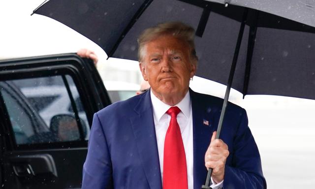 Бывший президент Дональд Трамп подходит поговорить с журналистами перед посадкой в свой самолёт в Вашингтонском национальном аэропорту имени Рональда Рейгана в Арлингтоне, штат Вирджиния, 3 августа 2023 года после того, как предстал перед судьёй по федеральному обвинению, в том, что он участвовал в заговоре с целью подрыва выборов 2020 года. (Alex Brandon/AP Photo)
 | Epoch Times Россия