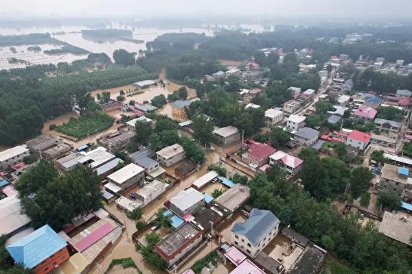 Вид с воздуха на затопленный после сильных дождей в Чжуочжоу, город Баодин, северная китайская провинция Хэбэй, 2 августа 2023 года. (Фото: Jade Gao/AFP) (Фото: JADE GAO/AFP via Getty Images)
 | Epoch Times Россия