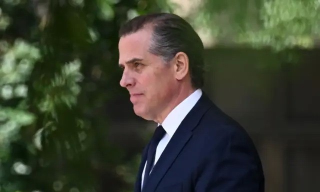 Хантер Байден, сын президента Джо Байдена, покидает Федеральное здание имени Дж. Калеба Боггса и здание суда США в Уилмингтоне, штат Делавэр, 26 июля 2023 года. (Mark Makela/Getty Images)
 | Epoch Times Россия