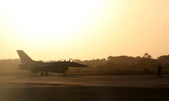 США собираются продать Тайваню инфракрасные системы поиска для F-16 на $500 млн Реактивный истребитель F-16 ВВС США приземляется на авиабазе во время многонациональных воздушных учений, проводимых бразильскими ВВС, в Натале, Бразилия, 20 ноября 2018 года. (Paulo Whitaker/Reuters)